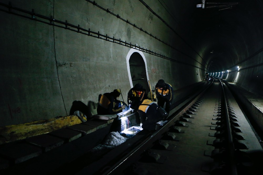 疏附铁路运营隧道病害现状